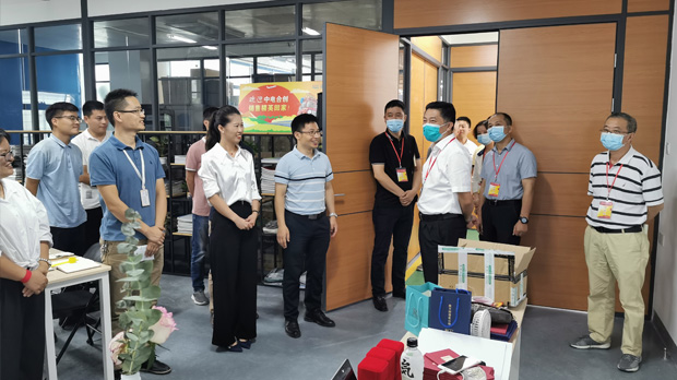 區(qū)委書(shū)記游通鈴等一行領(lǐng)導(dǎo)蒞臨我司調(diào)研走訪